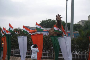 Har Ghar Tiranga Yatra. RAJKOT, GUJARAT, INDIA, DATED 13-08-2023 tarihli, Racecourse Chowk Man Resimlerini Çekiyor, Hindistan Başbakanı Shree Narendra Modi, her iki evde de vatandaşları Hint Ulusal Bayrağını göndere çekmeye çağırdı..
