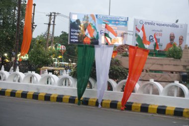 Har Ghar Tiranga Yatra. RAJKOT, GUJARAT, INDIA, DATED 13-08-2023, Racecourse Road, Hindistan Başbakanı Shree Narendra Modi, vatandaşları her iki evde de Hindistan Ulusal Bayrağını göndere çekmeye çağırdı..