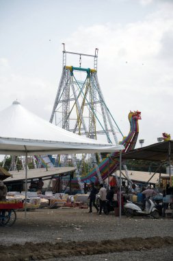 Rajkot, Gujarat, Hindistan 30-08-2023, Ejderha yolculuğunun en uzun görüntüsü İşçiler tarafından Saurashtra 'nın en büyük fuarı için test edildi.