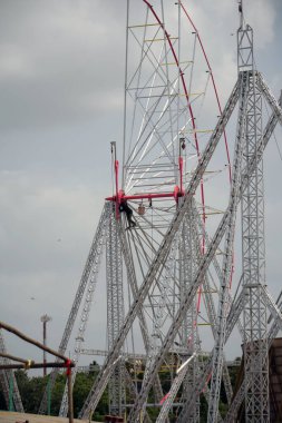 Rajkot, Gujarat, Hindistan 30-08-2023, dev dönme dolap yapım işçisi portresi Saurashtra 'nın en büyük Mela hazırlığını kontrol ediyor.