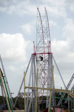 Rajkot, Gujarat, Hindistan 30-08-2023, Saurashtra Büyük Mela dönme dolap inşa etmek için hazırlık