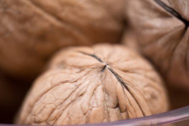 Organik Cevizler: Doğanın Karmaşık Tasarımı, doğanın tasarımının güzelliğini bu yakın plan organik ceviz fotoğrafıyla deneyimleyin. Merkezi ceviz, keskin odak, zengin dokuyu ortaya çıkarır