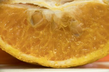 Canlı Portakal Dilimi: İçinde Macro Yolculuğu, portakal diliminin karmaşık dünyasına dalmak, her bir tohum ve meyve suyu kabuğunun doğa sanatının bir kanıtı olduğu yere. Bu makro çekim enerjiyi açığa çıkarıyor.