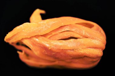 Doğal Jayitri, ayrıca gürz olarak da bilinir (Myristica parfümleri), siyah bir arkaplanda izole edilmiştir..