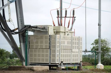 Sürdürülebilir enerjinin kalbine dikkatle bakın. Yel değirmeni güç depolama yapısı. Metal iskeleti, rüzgarın gücünü dizginlemeye ve temiz elektriği depolamaya hazır bir şekilde dimdik ayakta duruyor. Gelişimin ve çevresel uyumun sembolü..