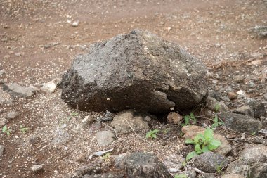 Stok görüntüsü, bulutlu gökyüzü ile tamamen zıt bir küme yaşlı kaya göstererek doğanın katıksız ihtişamını sunuyor. Azim ve yabani arazinin temaları ustalıkla aktarılır..