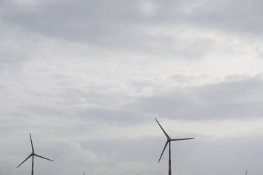 Rahatlamış Atmosfer: Hafif Gri Gökyüzü