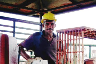 Alang, Bhavnagar, 31 Ağustos 2024: Alang Tersane Emekçisi: Hindistan 'ın Metal ve Makineler Arasındaki Endüstriyel İş Gücü' ne Bir Bakış, Gemi Kırma Alanlarında Güvenlik ve Gayretin Vurgulanması