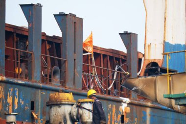 Alang, Bhavnagar, 31 Ağustos 2024: Alang Tersanesi 'ndeki yetkisiz gemi iskeleti: Oksitlenmiş Çelik Kirişler ve Keşfedilmemiş Yapı Detaylı Bakış Alanı, Endüstriyel Dekonstri Yöntemini Gösterme