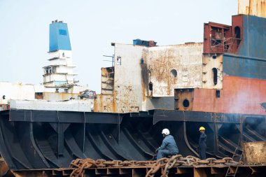 Alang, Bhavnagar, 31 Ağustos 2024: Endüstriyel Devler İş Başında: Alang Gemicilik İşçileri Devasa Gemileri Kule Yapıları ve Ağır Zincirler Arasında Parçaladı