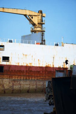 Alang, Bhavnagar, 31 Ağustos 2024: Alang 'daki Gemi Kırma Prosedürü' nün Yan Perspektifi: Deniz Canavarlarının Endüstriyel Parçalanması, Ağır Ekipmanların Kullanımı ve İşçi Yoğun Faaliyetlerinin Vurgulanması