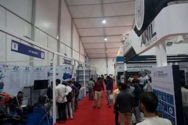 Rajkot, Gujarat, Hindistan. 27 Eylül 2024. Ani tüccarların yan görünümü, Rajkot Makine Araçları Göster 2024.