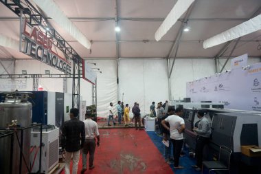 Rajkot, Gujarat, Hindistan. 27 Eylül 2024. Rajkot Machine Tools 2024 'ü gösteriyor ki, yayaların tezgahlarla dolu olduğu geniş bir perspektif.