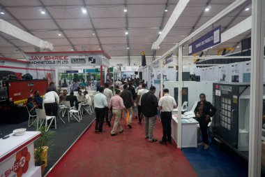 Rajkot, Gujarat, Hindistan. 27 Eylül 2024. Jayshree makine araçları sokak görünümlü stop, Rajkot Makine Araçları 2024 gösterir.