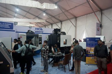 Rajkot, Gujarat, Hindistan. 27 Eylül 2024. Hca 'nın trafiği var, Rajkot Makine Araçları 2024' ü gösteriyor.