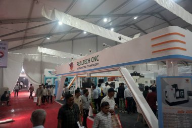 Rajkot, Gujarat, Hindistan. 27 Eylül 2024. Emlakçı cnc standının yan görünümü