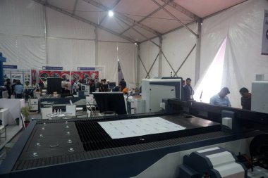 Rajkot, Gujarat, Hindistan. 27 Eylül 2024. Ağır makineler ziyaretçileri oyalıyor, Rajkot Makine Araçları 2024 'ü gösteriyor.