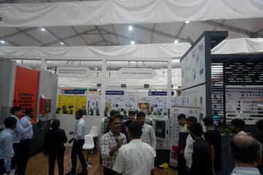 Rajkot, Gujarat, Hindistan. 27 Eylül 2024. Yoğun trafiği olan BFW gecikmesi, Rajkot Makine Araçları Göster 2024.