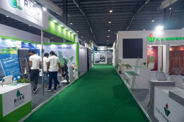 Gandhinagar, Gujarat, Hindistan. 21 Eylül 2024 'te. 13 Agri Asya Sergisi 2024 Stall Personeli Çiftçi Ziyaretçilerine katılmaya hazır.