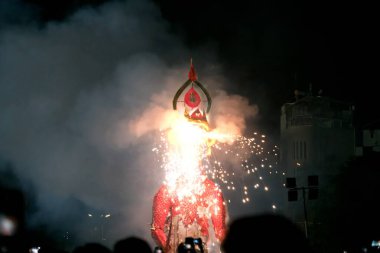 Rajkot, Gujarat, Hindistan. 12 Ekim 2024. Ravana Dahan 'da Meghnath Heykeli patlaması.