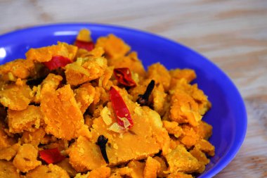 Gujarati Kathiyawadi 'nin Baharatlı Dhokali eserlerinin yan görüntüsü Sabji, mavi tabağın ayırt edici özelliklerini vurguluyor