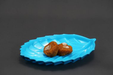 Klasik Gujarati tatlısı Mohanthal 'dan iki parça ağaç yaprağı yemeği.