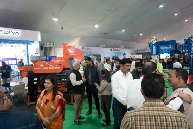 Tarım Dünyası Fuarı 2024, Medya BJP Milletvekili Darshita Shah 'ı ısırıyor. Rajkot, Gujarat, Hindistan. 20 Aralık 2024.