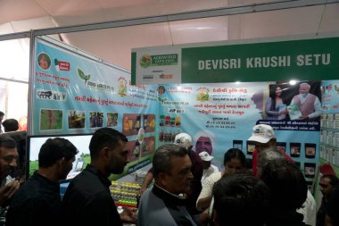 2024 Tarım Dünyası Fuarı 'nda önemli sayıda insan Devishree Krushi Setu standında toplandı. Rajkot, Gujarat, Hindistan. 20 Aralık 2024. 
