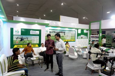 2024 Tarım Dünyası Fuarı 'nın 2. günü, Ziyaretçiler tarım tezgahındaki çalışanlarla ürünleri öğreniyor. Rajkot, Gujarat, Hindistan. 21 Aralık 2024.