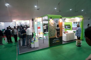 2024 Tarım Dünyası Fuarı 'nın 2. gününde Sterling Tarım Mağazası ziyaretçileri ve bazı ziyaretçiler yolda yürüyor. Rajkot, Gujarat, Hindistan. 21 Aralık 2024.