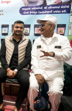 Tarım Dünyası Fuarı 2024, Jyotiradityasinh Jadeja (Ganeshbhai) Gondal Nagarik Bankası Başkan Yardımcısı. ve Dharmendrasinh Jadeja. APMCGondal Başkan Yardımcısı. Kishorsinh Rana, Gümüş Rajkot, Gujarat, Hindistan 'ı ziyaret ediyor. 20 Aralık 2024.