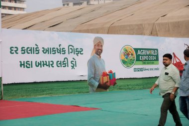 2024 Tarım Dünyası Fuarı 'nın son günü, 2024 Tarım Dünyası Fuarı' nın en uzun posteri. Rajkot, Gujarat, Hindistan. 22 Aralık 2024.