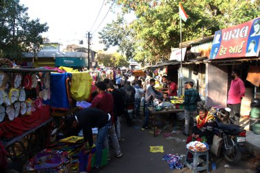 Alıcılar uçurtma ve iplik almak için toplanıyorlar. Rajkot, Gujarat, Hindistan. 13 Ocak 2025.