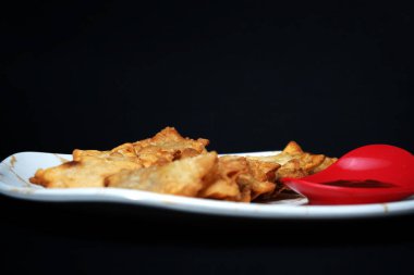 Yumuşak domates soslu gevrek Aloo Puff Pastaları Rahatlamış Çay Zamanı Anları İçin Mükemmel!