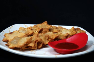 Tuzlu Patates Çekirdeği ve Domates Sosu ile narin Aloo Puff Pastaları - Sosyal Aperatifler için ideal!