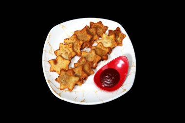 Zengin Domates Daldırma ile Altın Kahverengi Aloo Puff Katmanları - Klasik Çay Saati Favori!