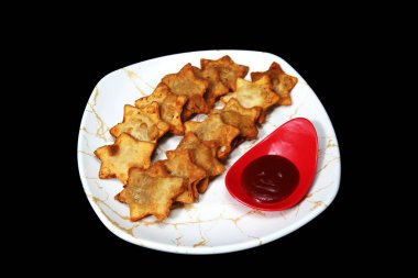 Flaky Aloo Puff Pastaları ve Keskin Domates Sosu Her Kutlama İçin Uyumlu Bir Lezzet Harmanı!