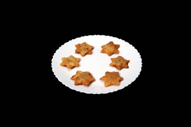 Altın katmanlı gevrek Aloo Puff Pastası Çay Zamanı, Atıştırmalıklar ve Festive Party aperatifleri için mükemmel