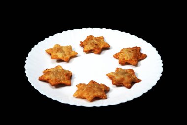 Yağlı katmanlı hafif ve çıtır çıtır Aloo Puf Börekleri - Her Olay İçin Mükemmel Bir Muamele!