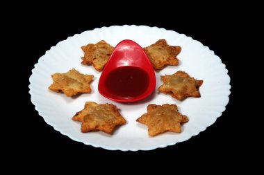 Zarif domates soslu çıtır Altın Yıldız Aloo Puff Pastaları Zarif siyah bilye - Toplantılar için neşeli bir Hint ziyafeti!