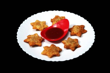 Zengin domates soslu Flaky Star-Shaped Aloo Puff Pastaları Black Marble 'da Dinleniyor - Parti ve Çay Saati İçin Mükemmel Atıştırmalık!