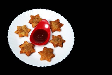 Altın, tereyağlı, tereyağlı, Aloo puf börekli, keskin domates soslu, tüm kutlamalar için enfes bir Hint aperatifi.!