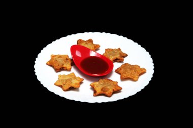 Kalın domates soslu göz kamaştırıcı yıldız Aloo Puff Pastaları Entellektüel kara bilye - Şenlikli Atıştırmalık Denemek Zorunda!