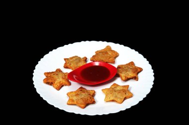 Crisp Starry Aloo Puff Pastaları Baharatlı Domates Sosu ve Lezzetli Siyah Mermer!