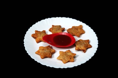 Flaky ve Çıtır Yıldız Şeklinde Aloo Puffs ve Savory Domates Esansı Parti Tabakları ve Zarif Çay Saati İçin Mükemmel!