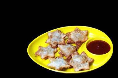 Zarif siyah mermer üzerine keskin domates soslu Altın Yıldız Aloo Puff Pastaları - Partiler ve Çay Saati İçin Lüks Bir İkram!