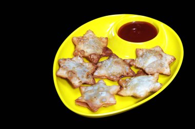 Flaky Star-Shaped Aloo Puff Pastası Yürekli Domates Dalı Siyah Mermer - Şenlikli Toplantılar İçin Bir Gurme Lezzeti!