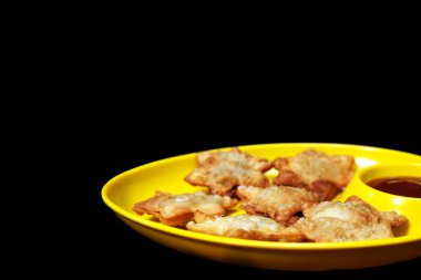 Narin Starry Aloo Puffs Kadife Domates soslu Parlak Kara Mermer 'in üzerinde Dinleniyor.!