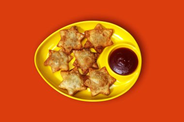 Kalın domates soslu Flaky Star-Shaped Aloo Puff Pastaları - Zarif Parti Tabakları İçin Mükemmel Bir Gurme Muamelesi!