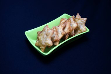 Aloo Puff Pastası 'nda kızarmış tavuk sergilenen yeşil bir tabak, daldırmak için canlı domates sosuyla servis ediliyor..